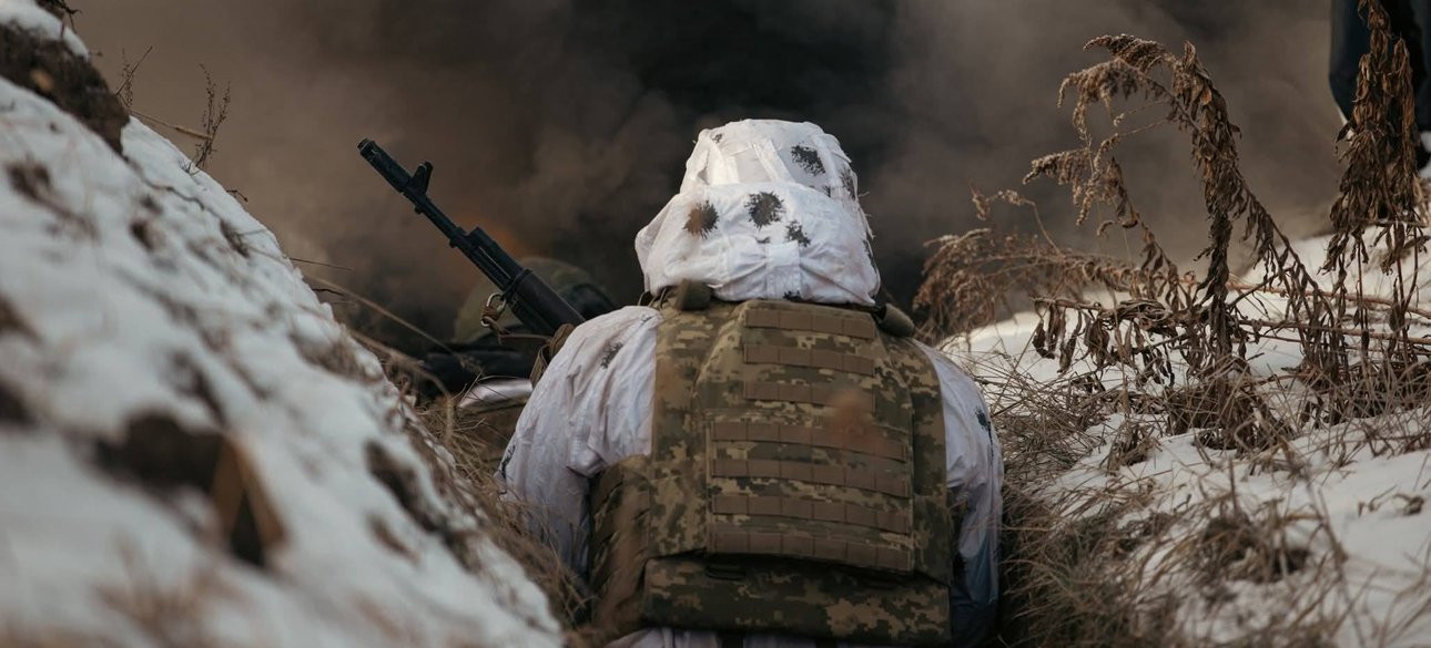 Боєць ЗСУ в окопі