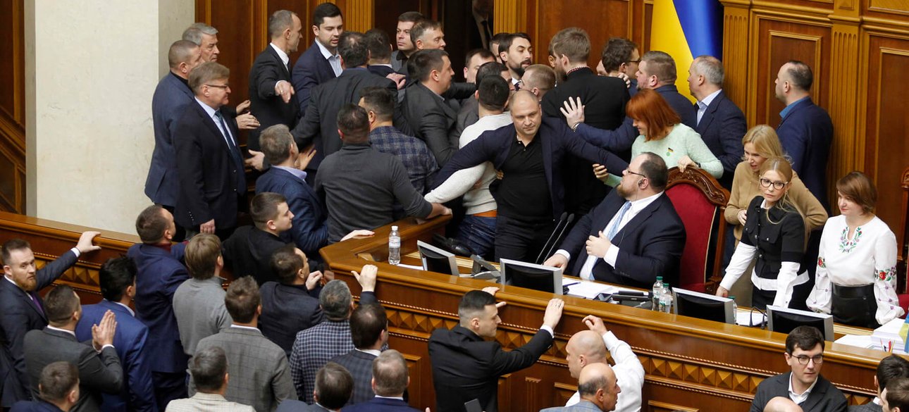 Забули про війну: політики займаються крадіжками і з'ясуванням стосунків, їм байдуже до фронту