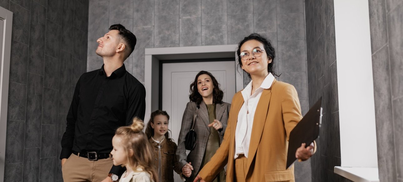 Огляд квартири з рієлтером перед покупкою на вторинному ринку