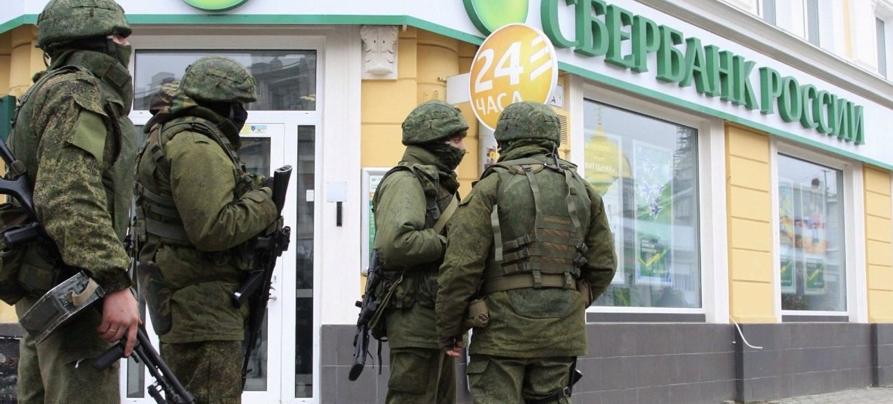 Силовики біля офісу Сбербанку Росії