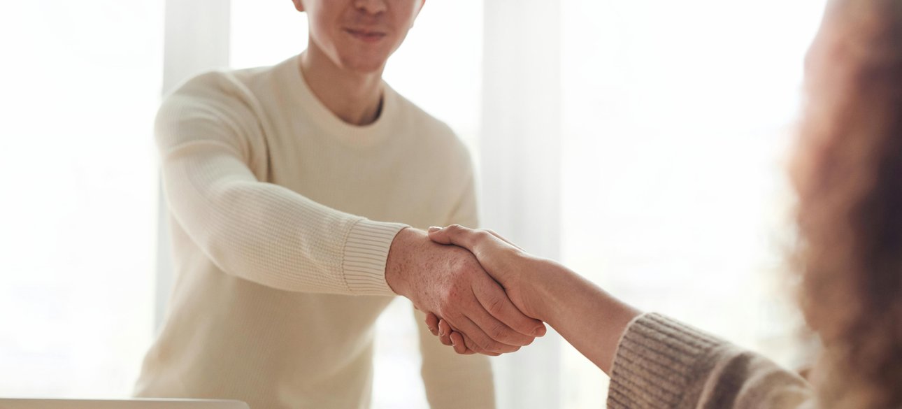 Рукопожатие Вежливость полезна для здоровья