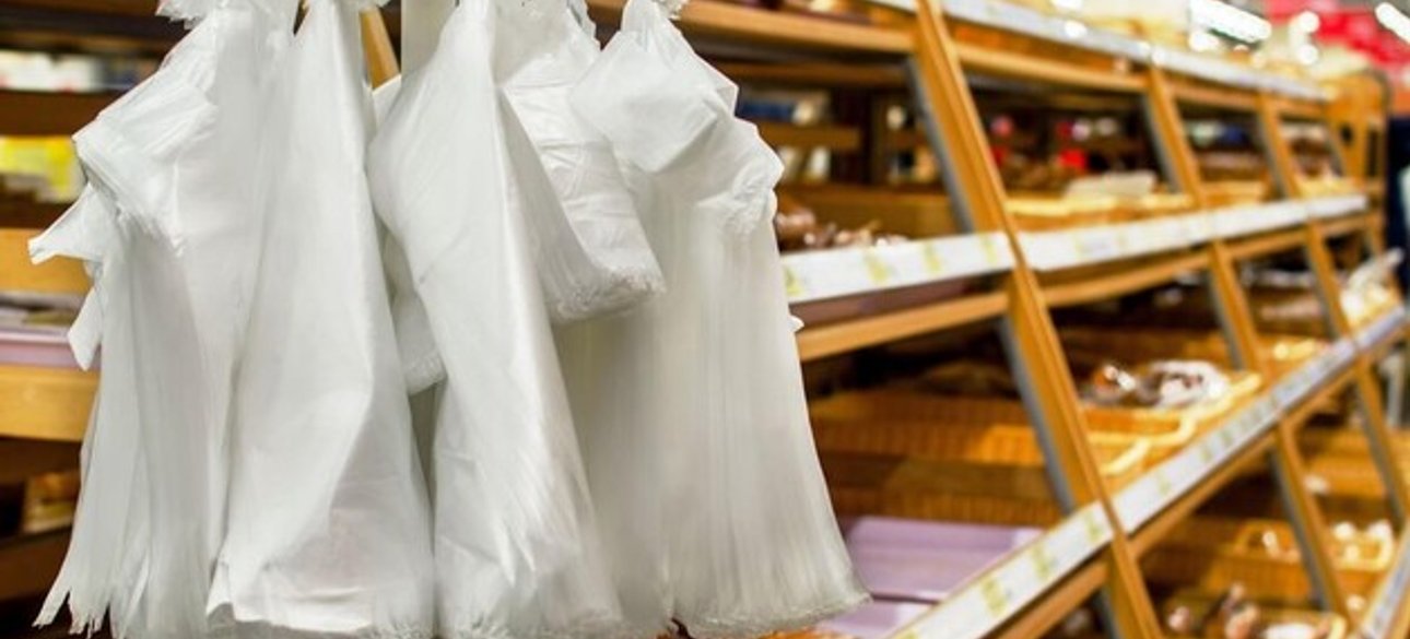 Одноразові пакети у супермаркеті