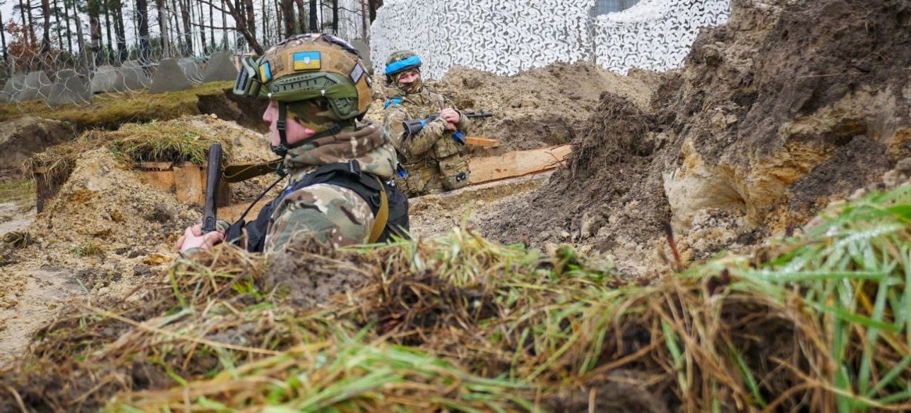 Солдат ЗСУ в окопі