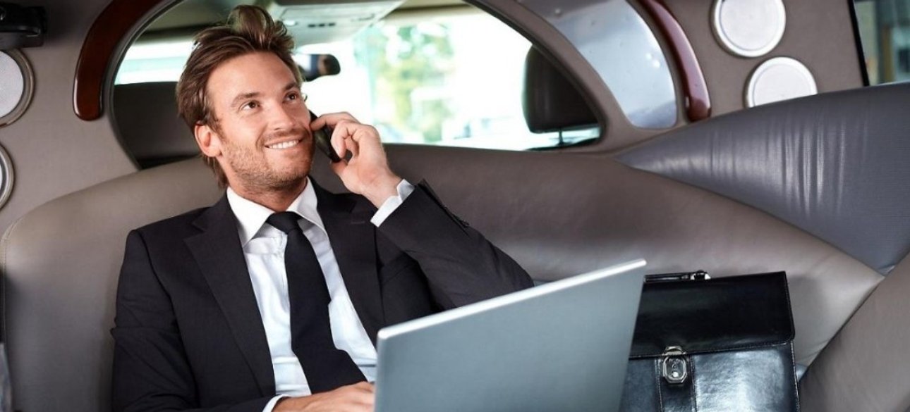 Бізнесмен в люксовому авто