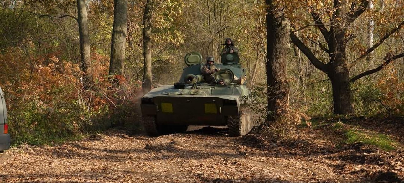 ЗСУ Бойова машина ЗСУ в лісі на Луганщині