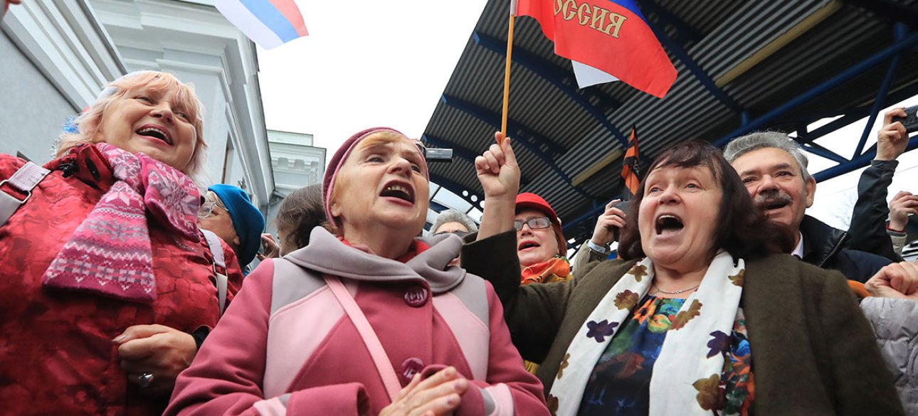 росіяни, мітинг, прапори, вокзал