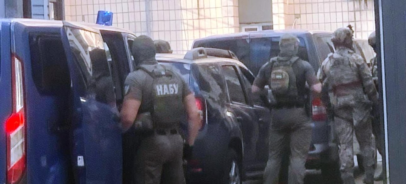 Спецназ НАБУ блокирует СБУ