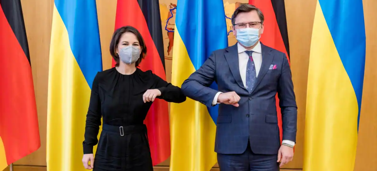 Главы МИД ФРГ и Украины Анналена Бербок и Дмитрий Кулеба