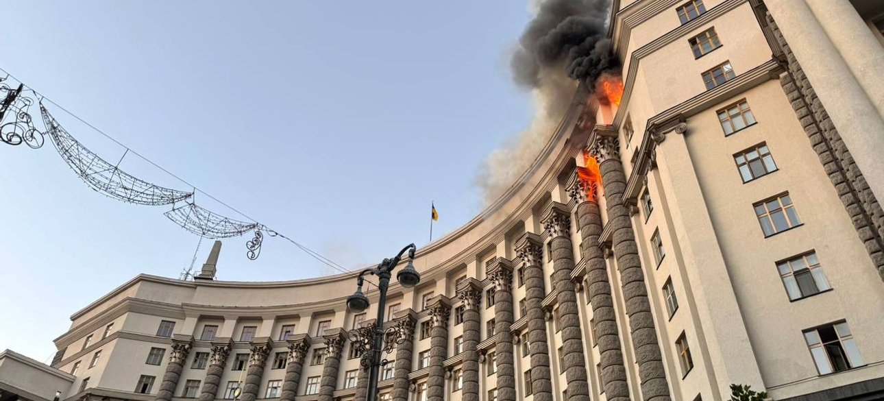Здание Кабмина Украины горит после российского удара