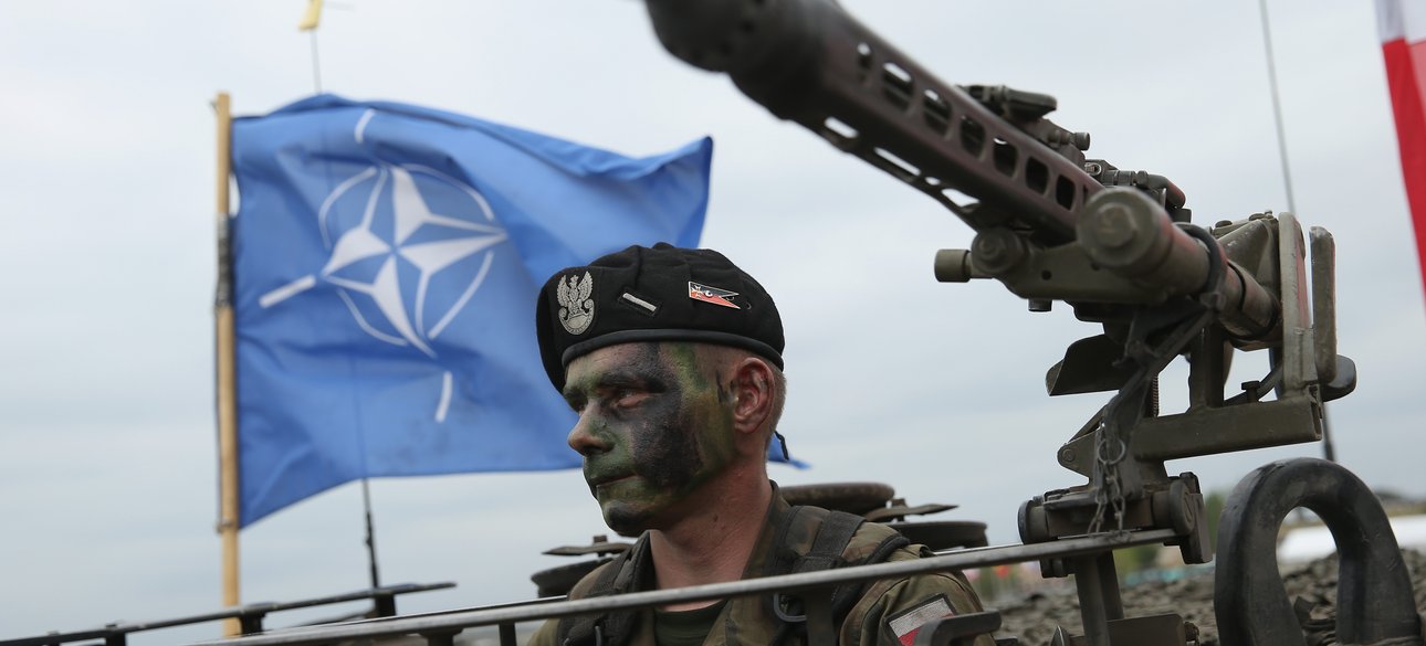 Польський солдат на тлі прапора НАТО