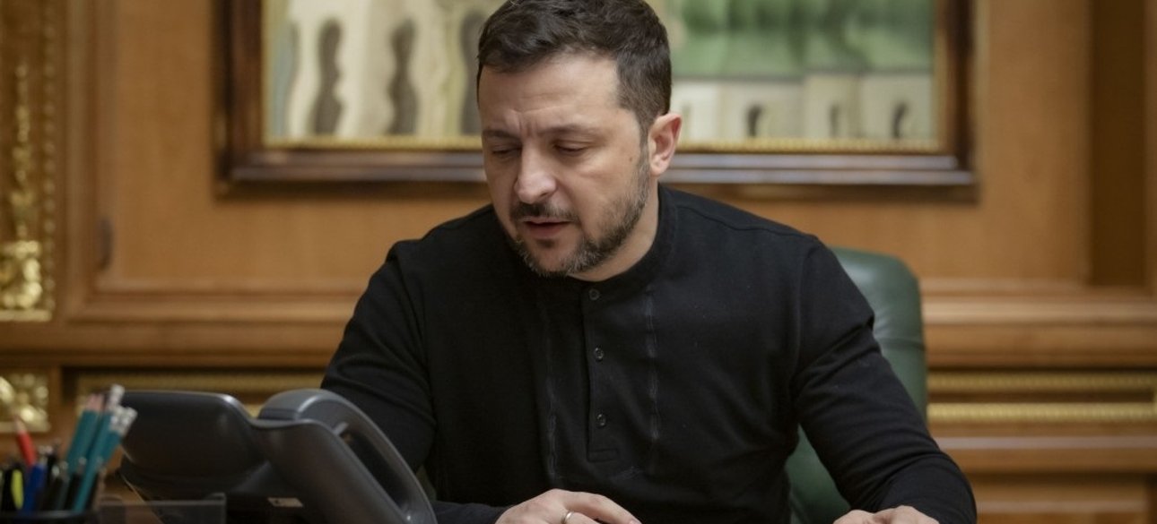 Зеленский разговаривает по телефону
