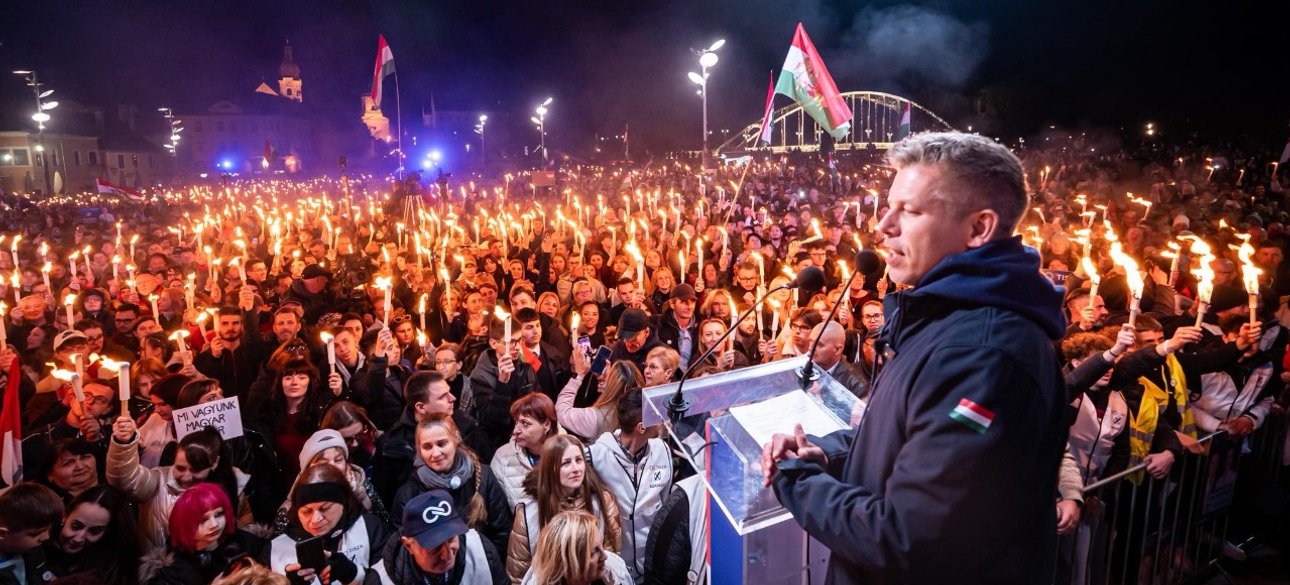 Перет Мадяр виступає перед своїми виборцями