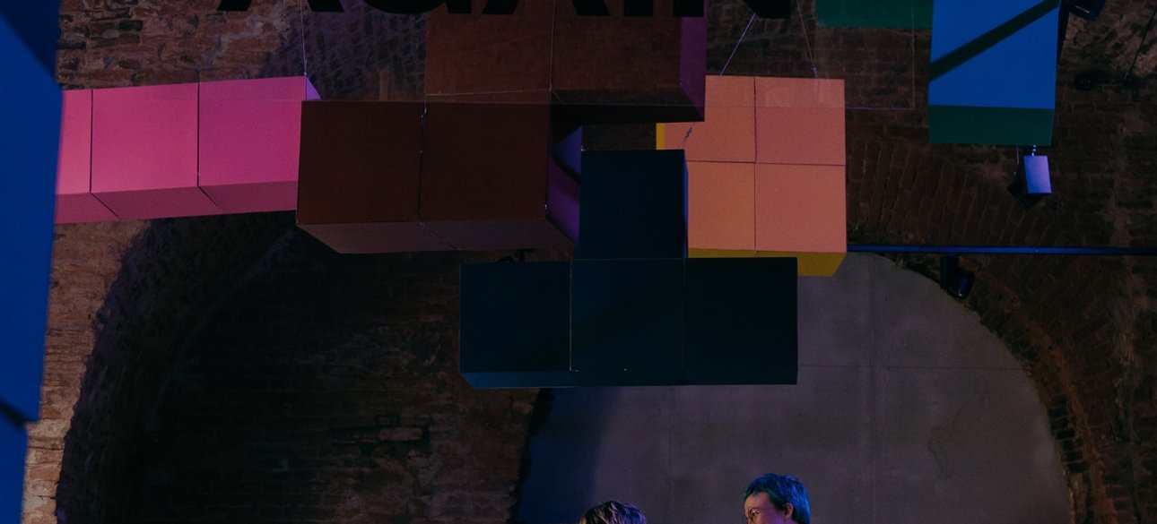 двое мужчин обсуждают тетрис