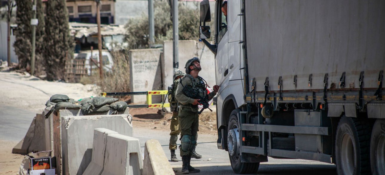 Израиль, война в Израиле, блокпост, проверка авто на блокпосту, израильский солдат, израильский военный, израильский военный