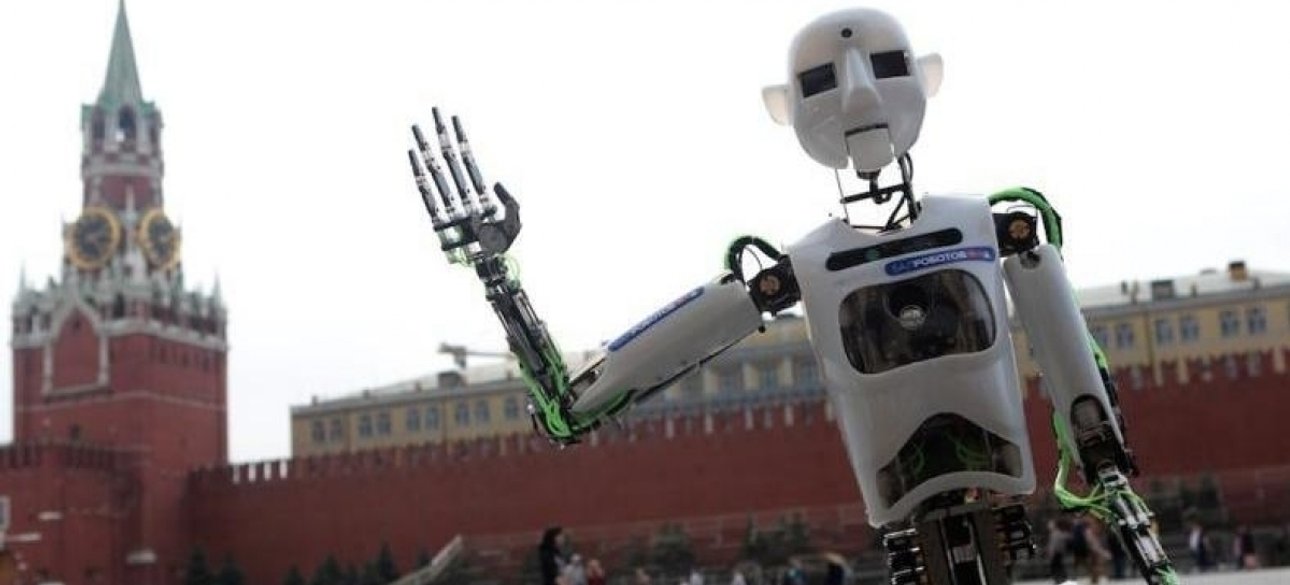 Российский робот на фоне Кремля