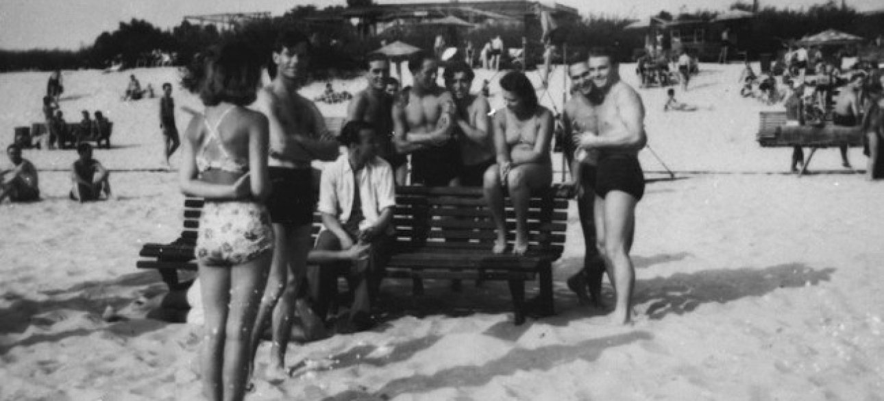 1942 рік. Київські дівчата на пляжі Труханова острова в компанії німецьких солдатів. Фото с сайту starkiev.com