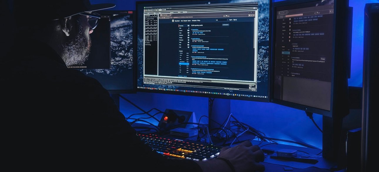 ДДОС-атака, хакер