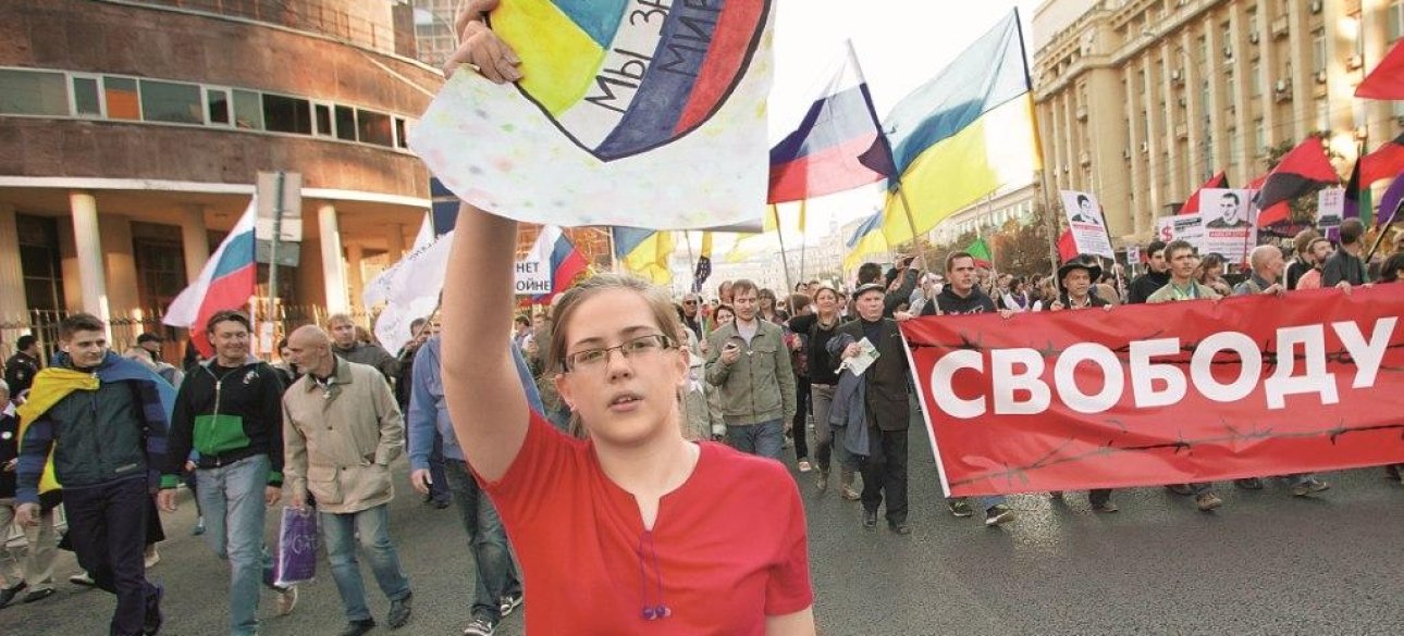 Тысячи участников "Марша мира" вышли на улицу не только за свободную от Путина Россию, но и за Украину