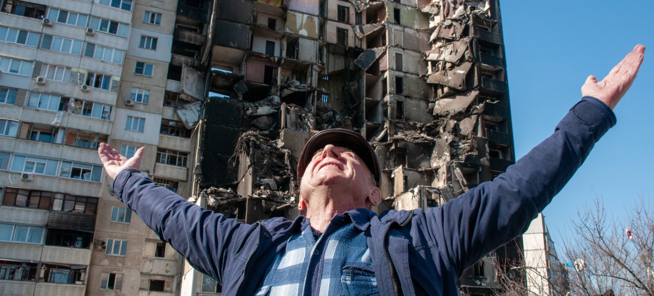 Чоловік біля зруйнованого будинку у Харкові, 24 березня 2022 р.