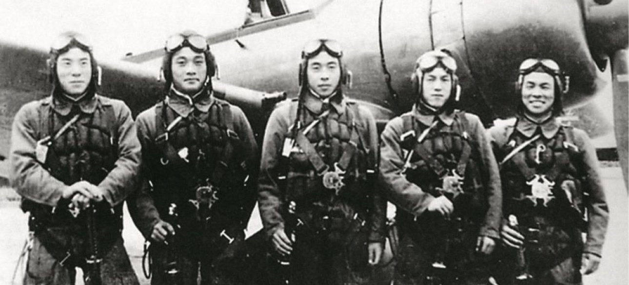 Японские летчики-камикадзе перед вылетом на задание