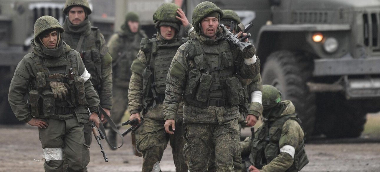 Російські солдати в проміжку між боями