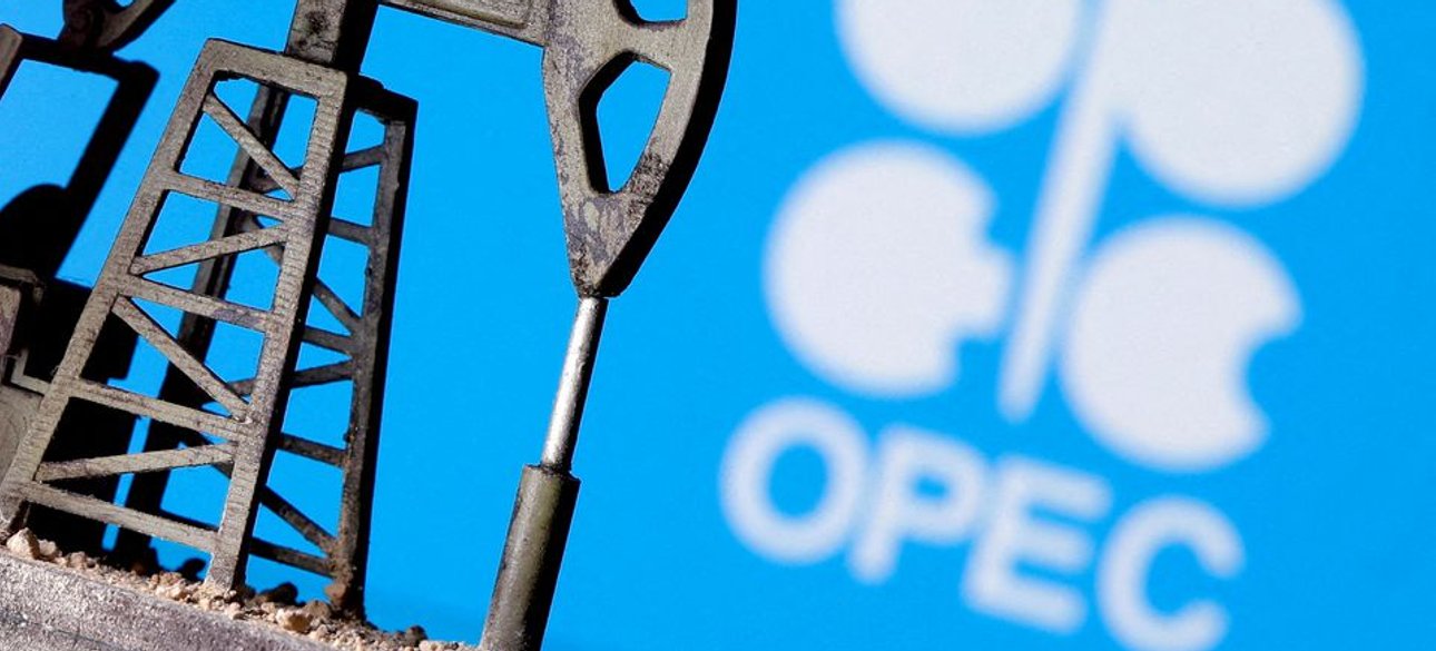 Нафтова вишка на тлі логотипу ОПЕК