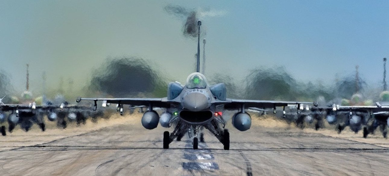 Винищувач F-16 на злітній смузі