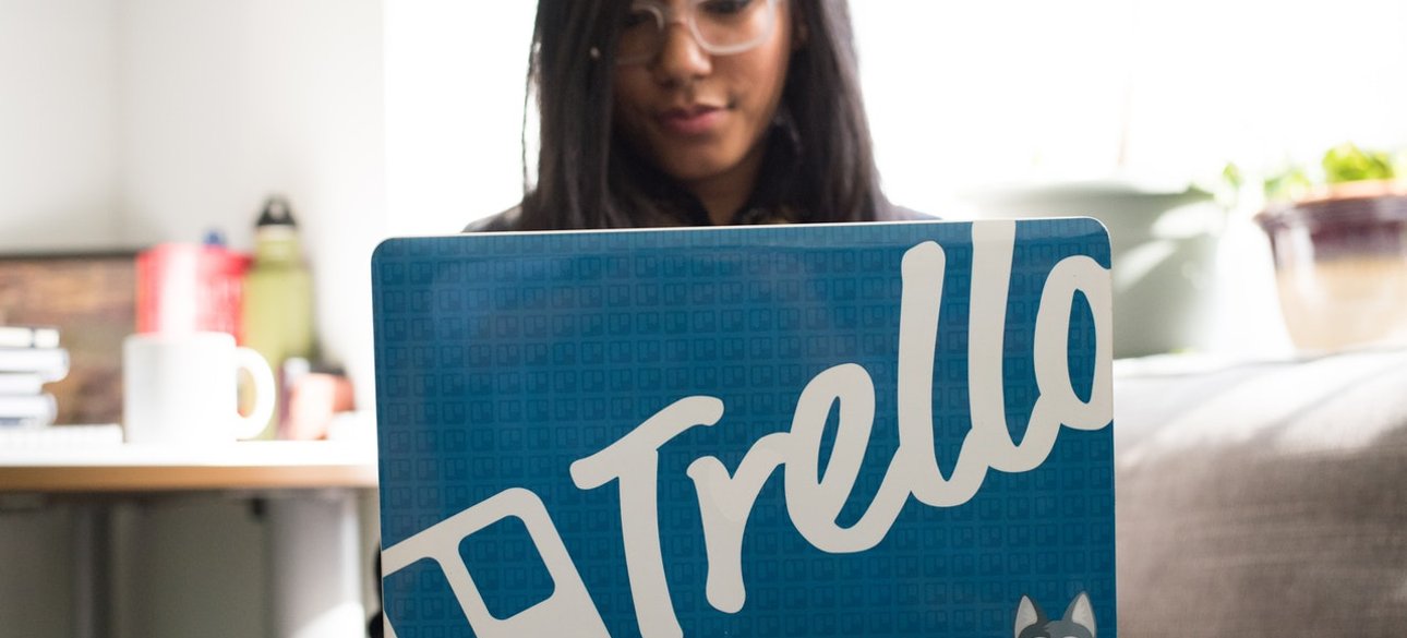 офис, офисное пространство, фриланс, удаленка, удаленная работа, менеджер, девушкас ноутбуком, фрилансер