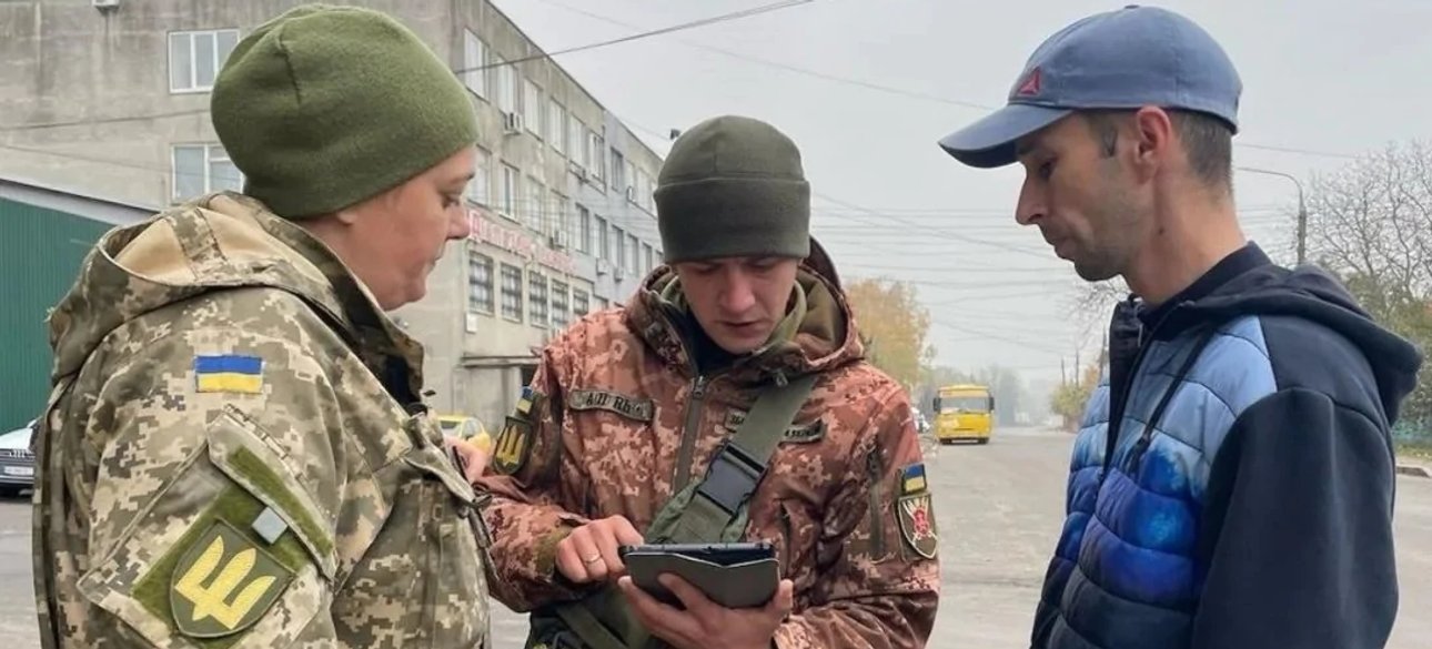 Співробітники ТЦК перевіряють документи військовозобов'язаного