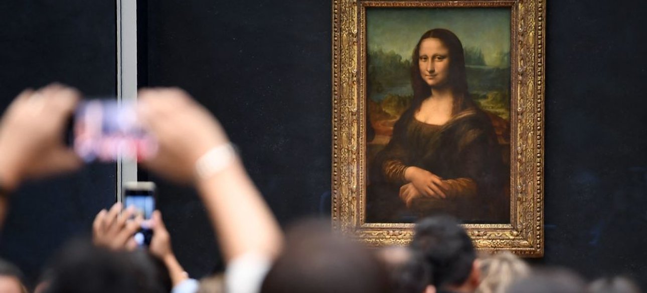 Джоконда в Луврі з відвідувачами