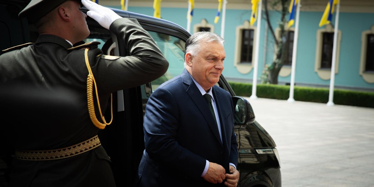 Прем'єр-міністру Угорщини Орбану віддають честь