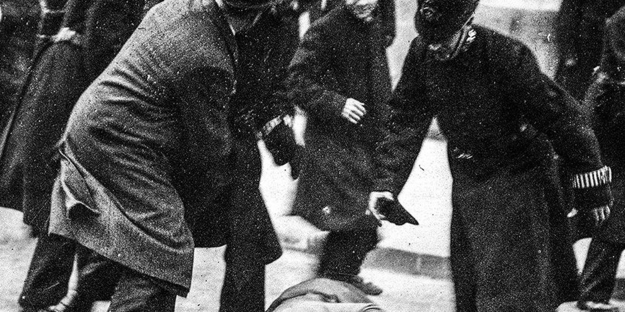 Первая женщина, которая пыталась взять участие в выборах. При попытке войти на избирательный участок, ее вытолкали и бросили на землю. Великобритания, 1872 год