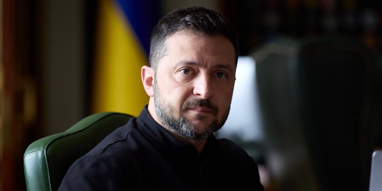 Задумливий Зеленський на тлі прапора