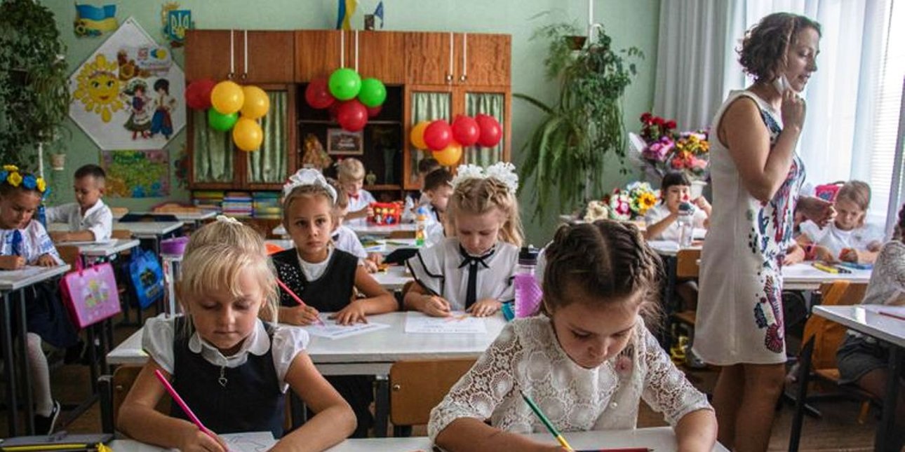 Девочка в школе
