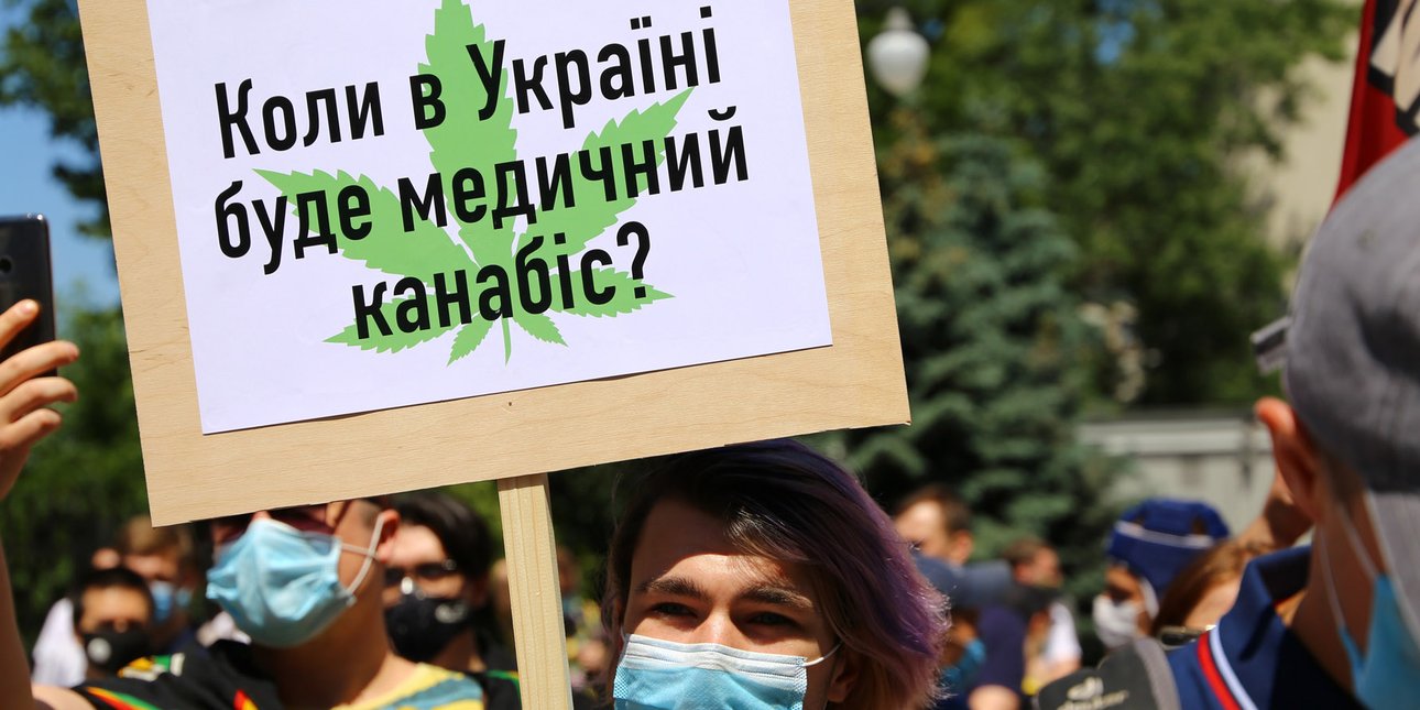 Активист с плакатом за легализацию марихуаны
