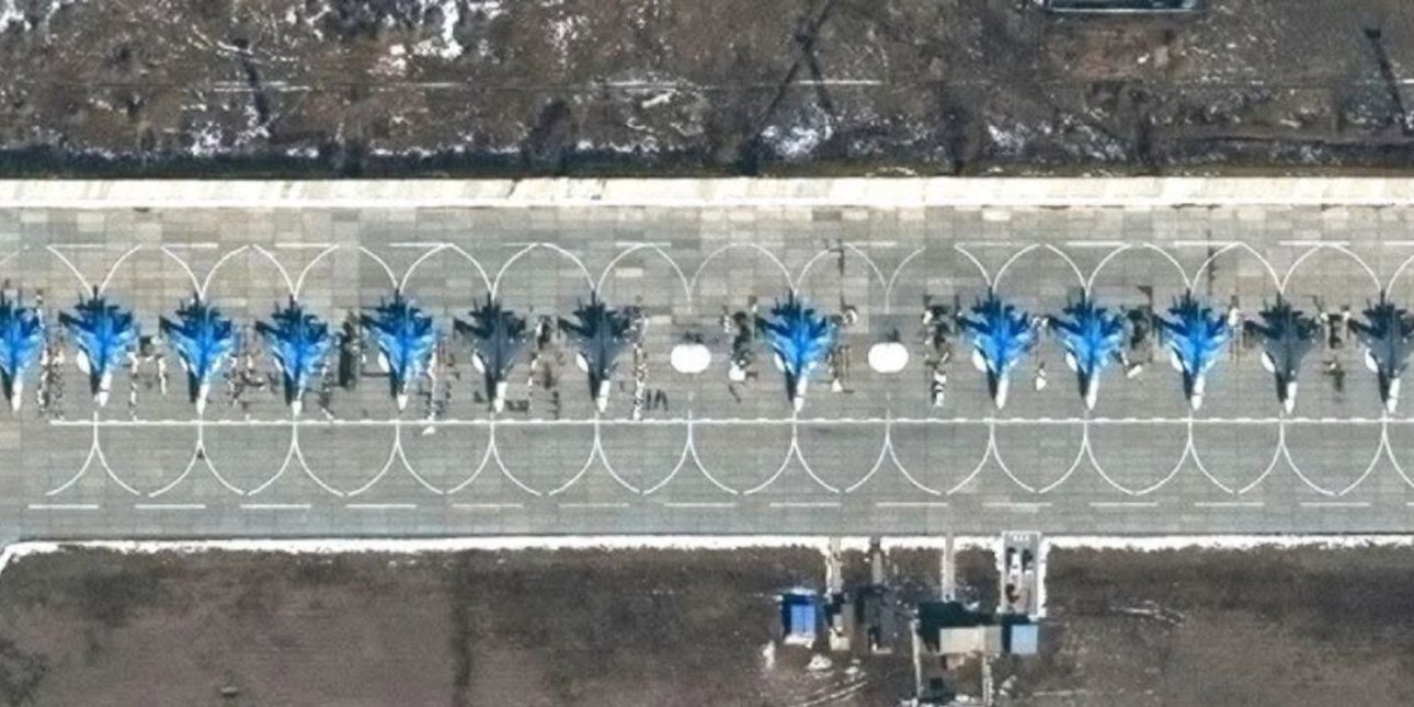Российские истребители Су-34М на аэродроме Морозовск