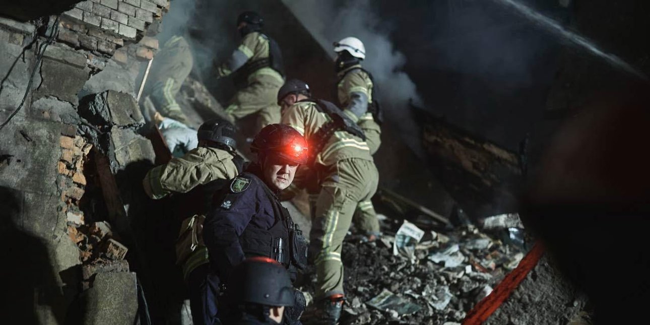 Рятувальники розбирають завали після ракетного удару