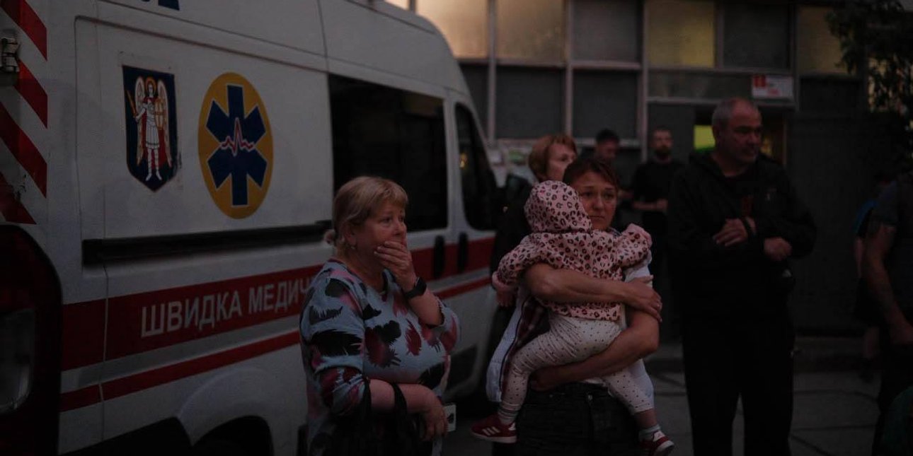 Кияни біля машини швидкої допомоги після обстрілу