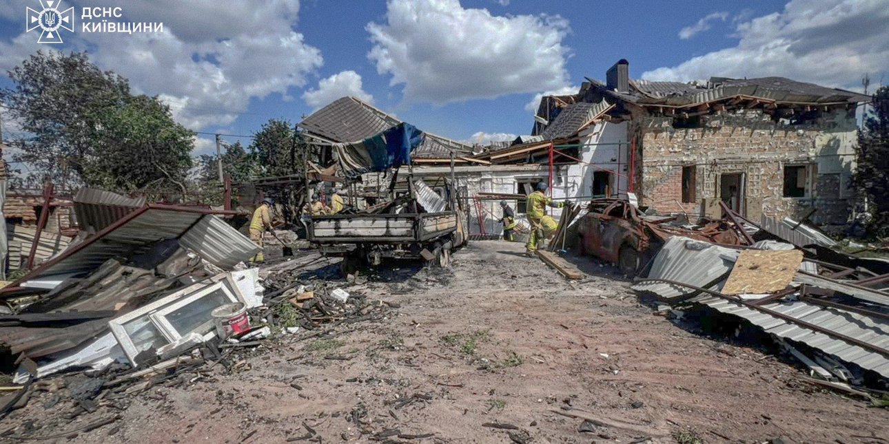 Зруйновані будинки в селищі Вишневе після влучання у військовий склад