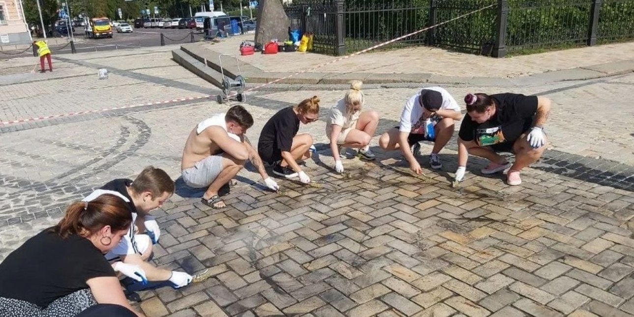 Очистка Софийской площади в Киеве от следов дрифта автомобилей Red Bull