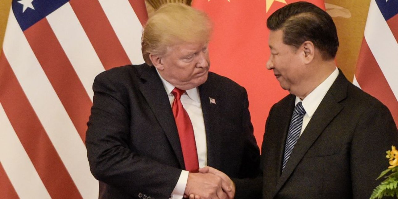 Трамп и Си Цзиньпин на фоне своих флагов