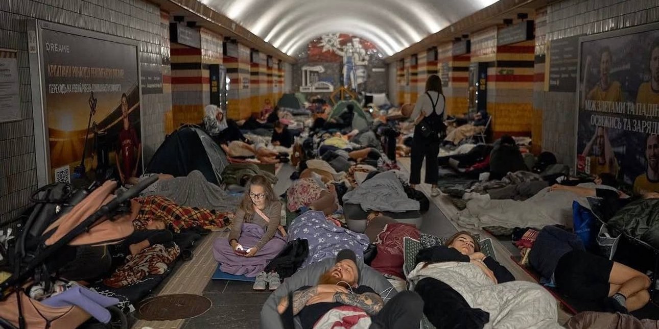 Киевляне используют станции метро в качестве укрытий