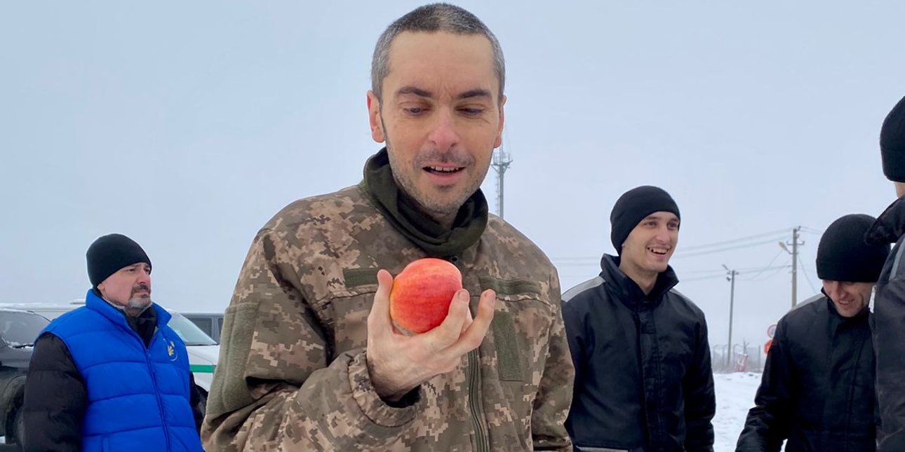 макс колесников, максим колесников, обмен пленными, как происходит обмен, военнопленные, пленные, обмен, украинские военнопленные, украинские пленные, фото с яблоком, военным с яблоком, максим колесников с яблоком