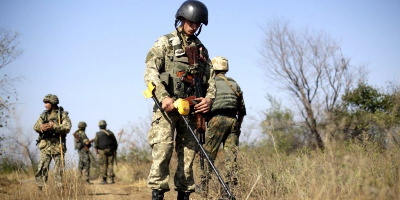 Украинские военнослужащие проводят разминирование
