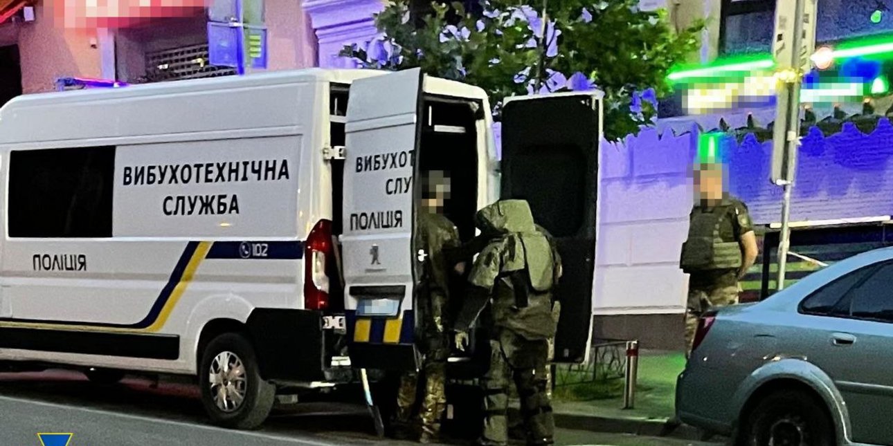 Взрывотехники работают на месте теракта в Киеве