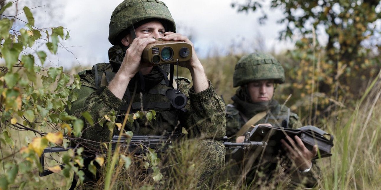 Російські солдати з приладами спостереження