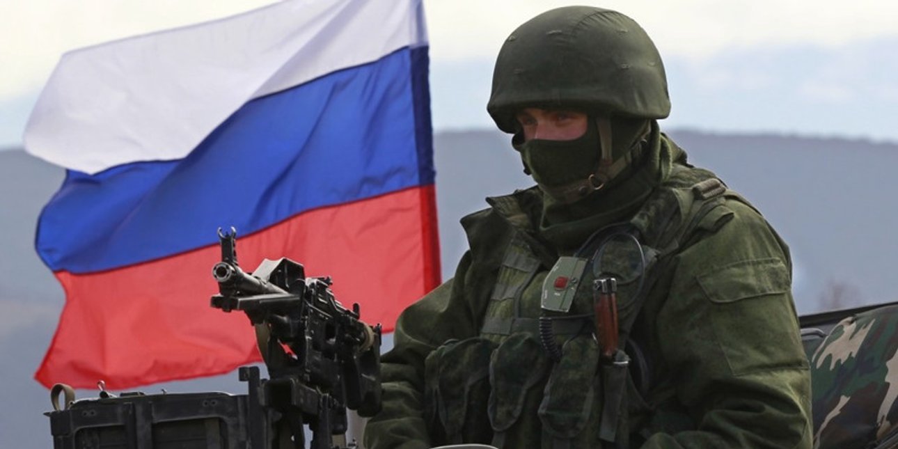 Російський солдат на тлі прапора