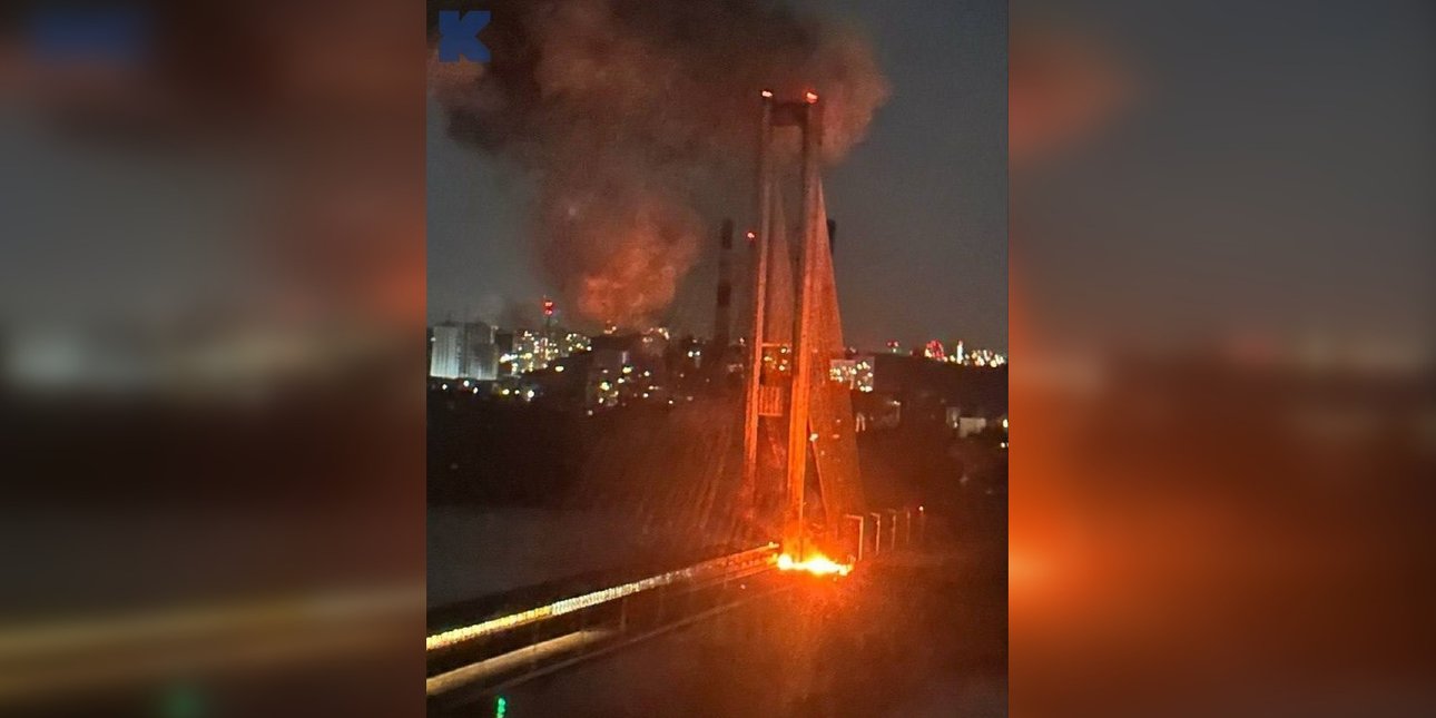 Пожар на Южном мосту в Киеве после российских ударов