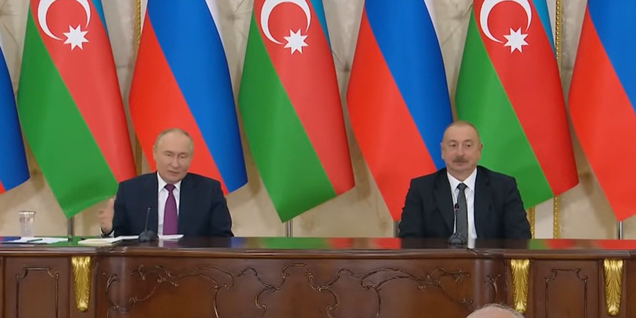 Путін і Алієв на тлі прапорів Росії та Азербайджану