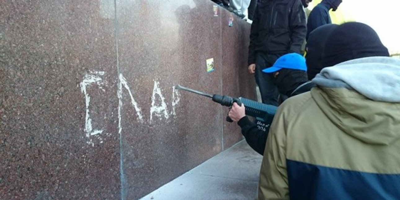Начало снова памятника Ленину в Харькове / Фото: twitter.com/euromaidan